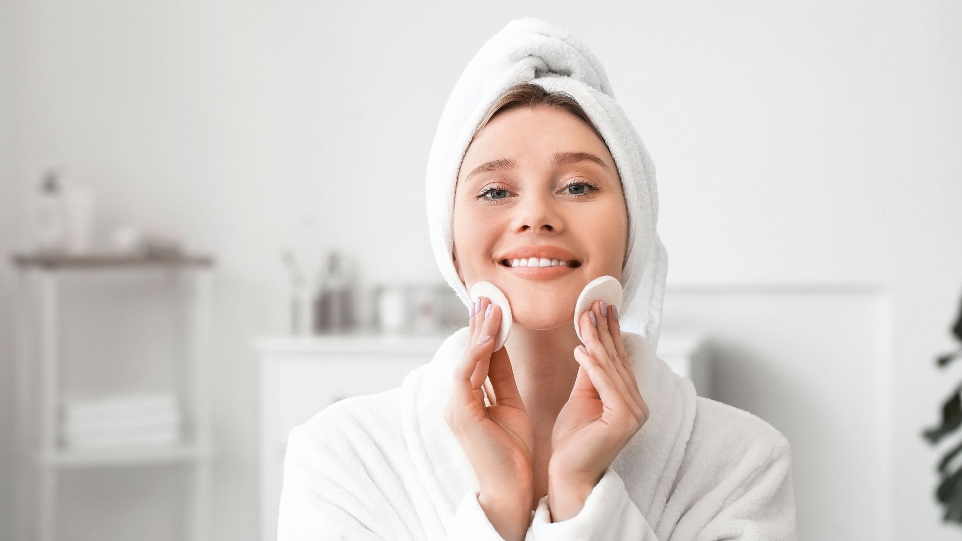 Kobieta wykonująca delikatne oczyszczanie twarzy dłońmi w duchu Manilu, dbając o barierę hydrolipidową skóry.